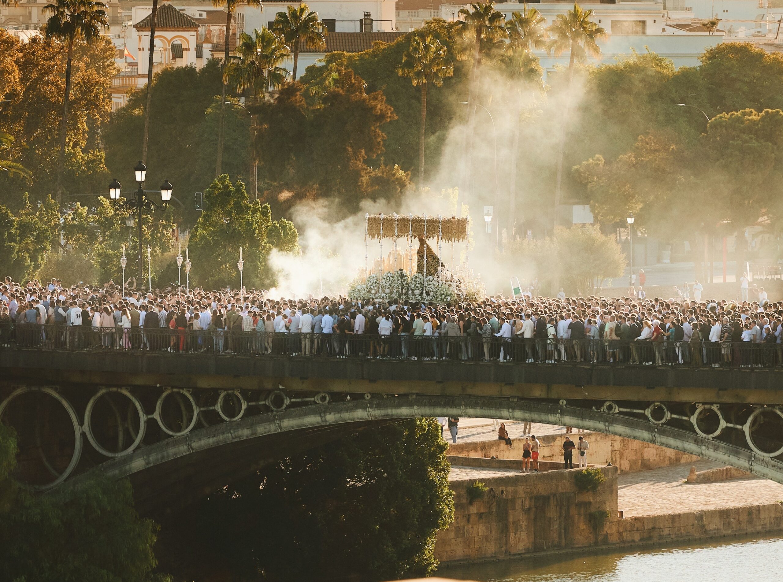 Nuestra Señora de la Esperanza cruzando el puente de Triana
